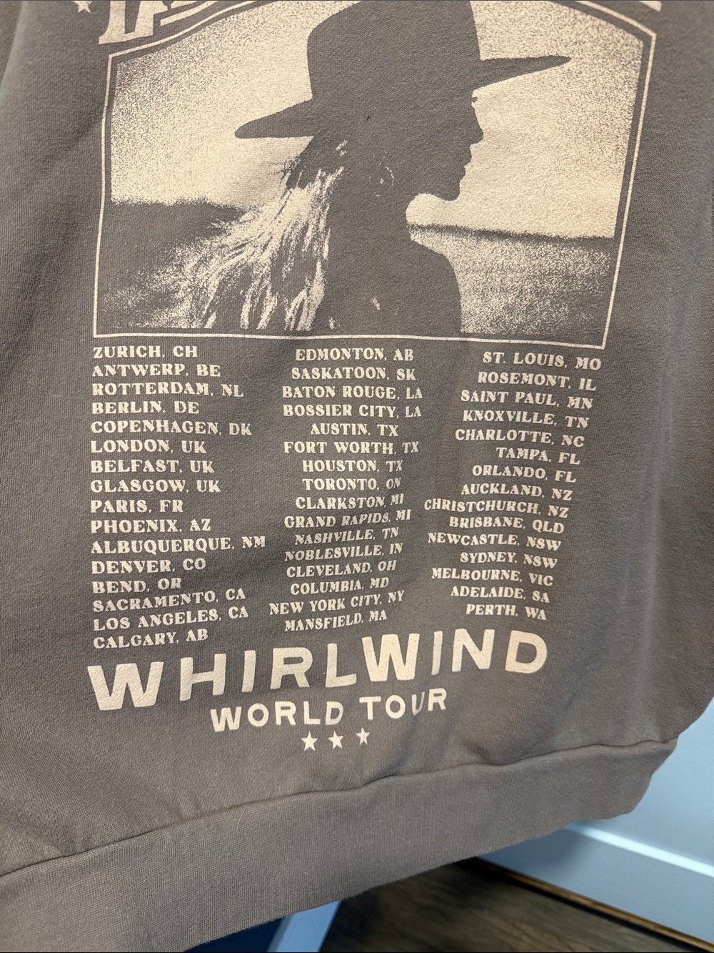 Lainey Wilson Tour Hoodie with Dates Schedule on Back Oversized Medium - Picture 4 of 6